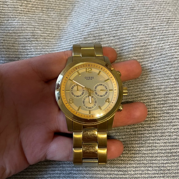 GUESS gold stainless steel watch 43mm, unisex. Watch needs battery - Picture 3 of 3